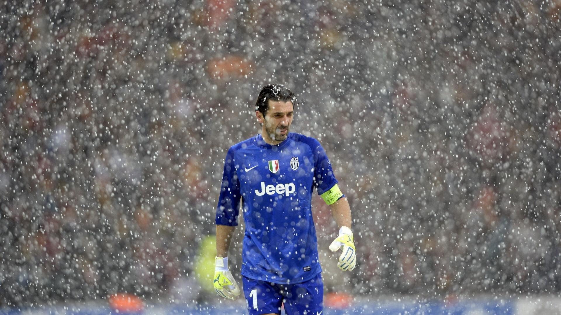 安东尼-泰勒再成焦点,执法曼市德比往事引热议,曼城历史战绩陷劣势