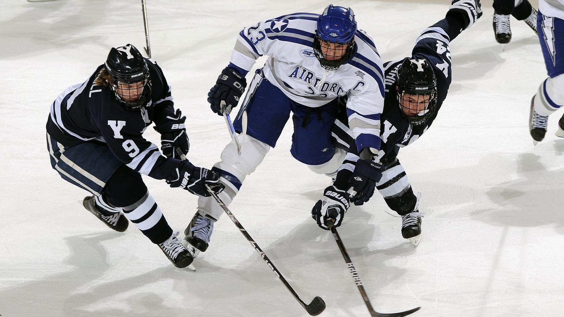 皇马训练场现深度交流 维尼修斯与姆巴佩长时间对话教练组引关注
